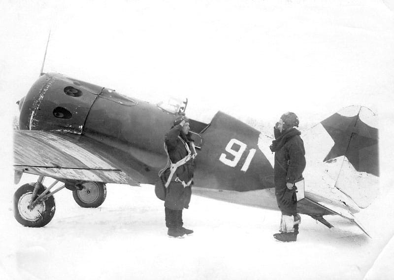Командир эскадрильи 728-го ИАП И.А. Иваненков (справа) принимает доклад лётчика – Калининский фронт, январь 1943 г